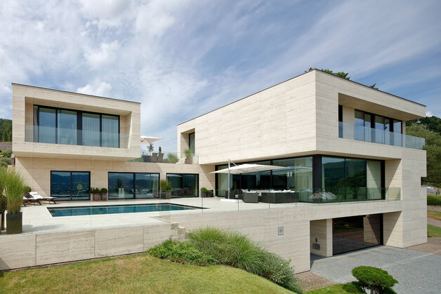 kubistische Villa mit viel Glas und Aluminiumfenstern